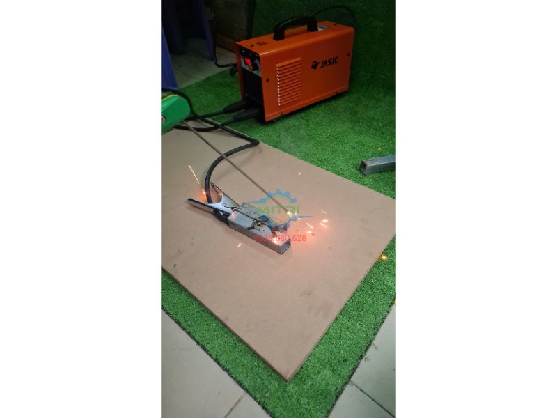 Máy hàn que ARC 250D chuẩn bị hàn thực tế