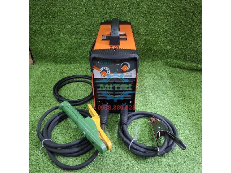 Máy hàn Jasic ARC 250D chuẩn bị hàn thực tế trên phôi sắt Máy hàn Jasic ARC 250D hàn sắt hộp