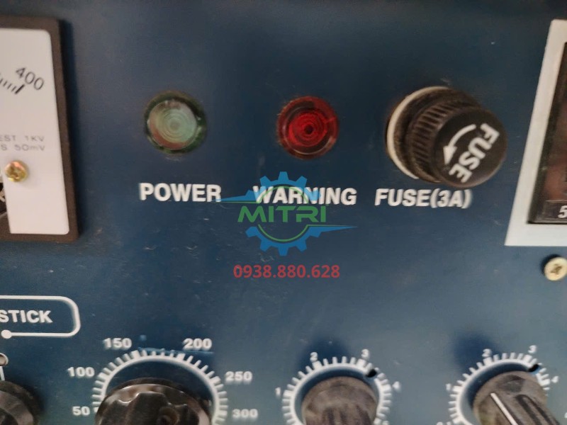Máy hàn TIG OMEGA 350T – đèn báo Power, Warning và Fuse thực tế