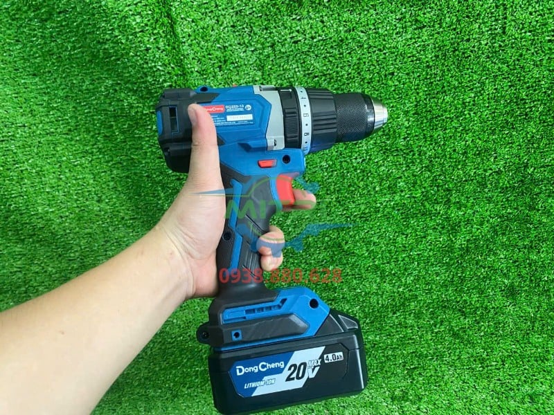 Cầm thực tế máy khoan Dongcheng DCJZ03-13 ở góc nghiêng