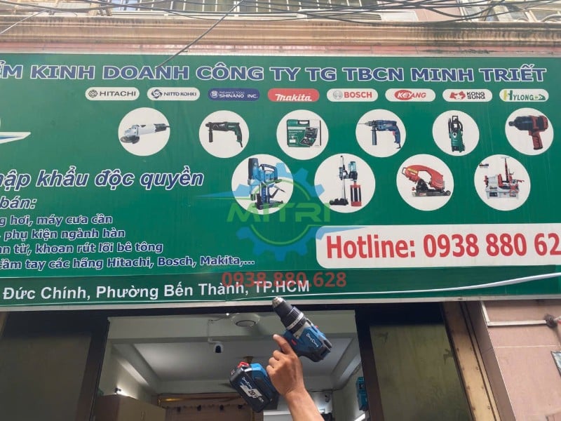 Máy khoan Dongcheng DCJZ03-13 trước biển cửa hàng Minh Triết