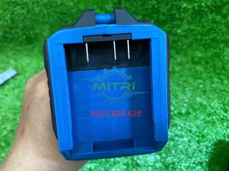 Khe và ray lắp pin trên máy khoan Dongcheng DCJZ03-13