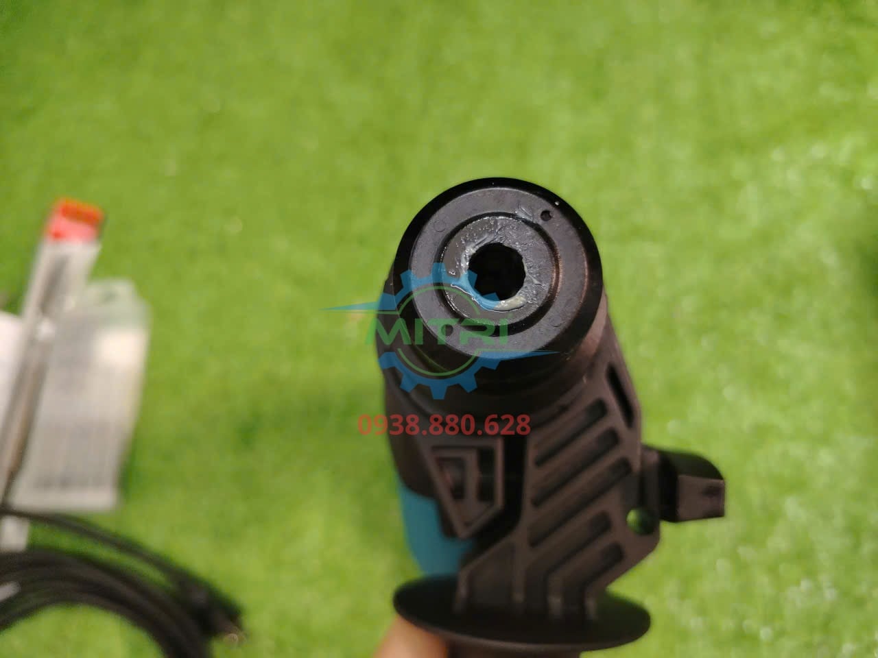 Makita HR2670 máy khoan bê tông 3 chức năng Máy khoan bê tông 3 chức năng Makita HR2670 công suất 800W
