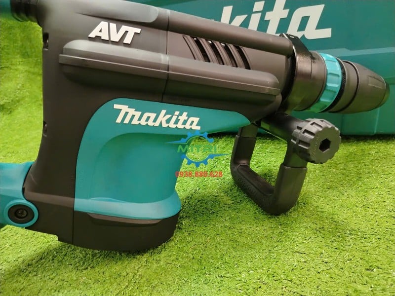 Logo AVT trên thân máy Makita HM1213C