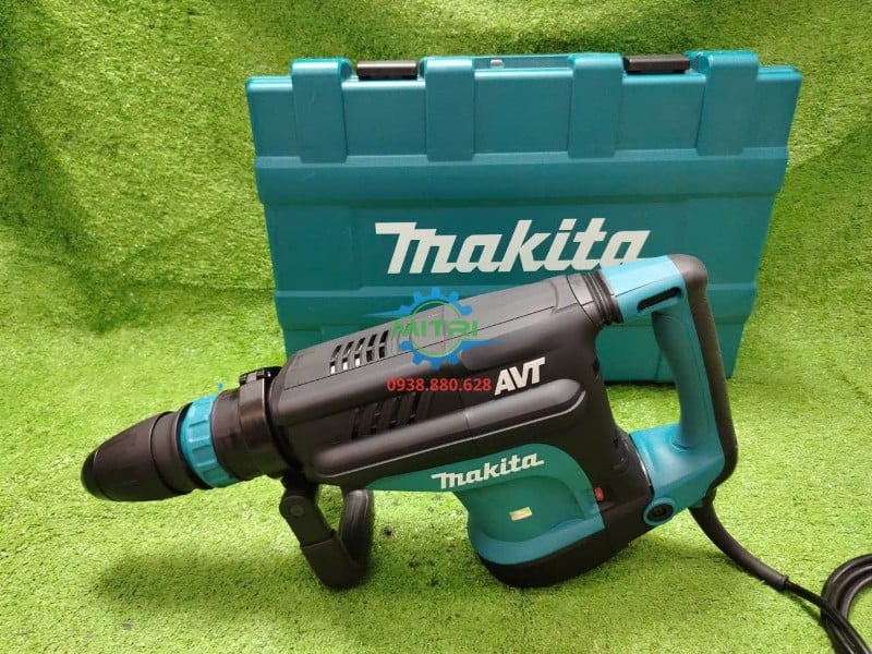 Toàn bộ Makita HM1213C đặt trước hộp đựng