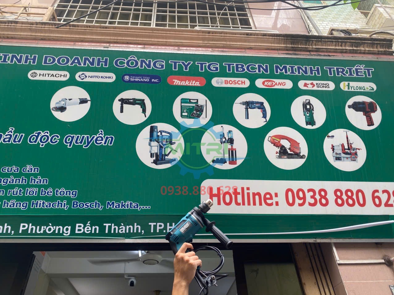 Máy khoan búa Makita M8103KX2B kèm bộ 26 phụ kiện