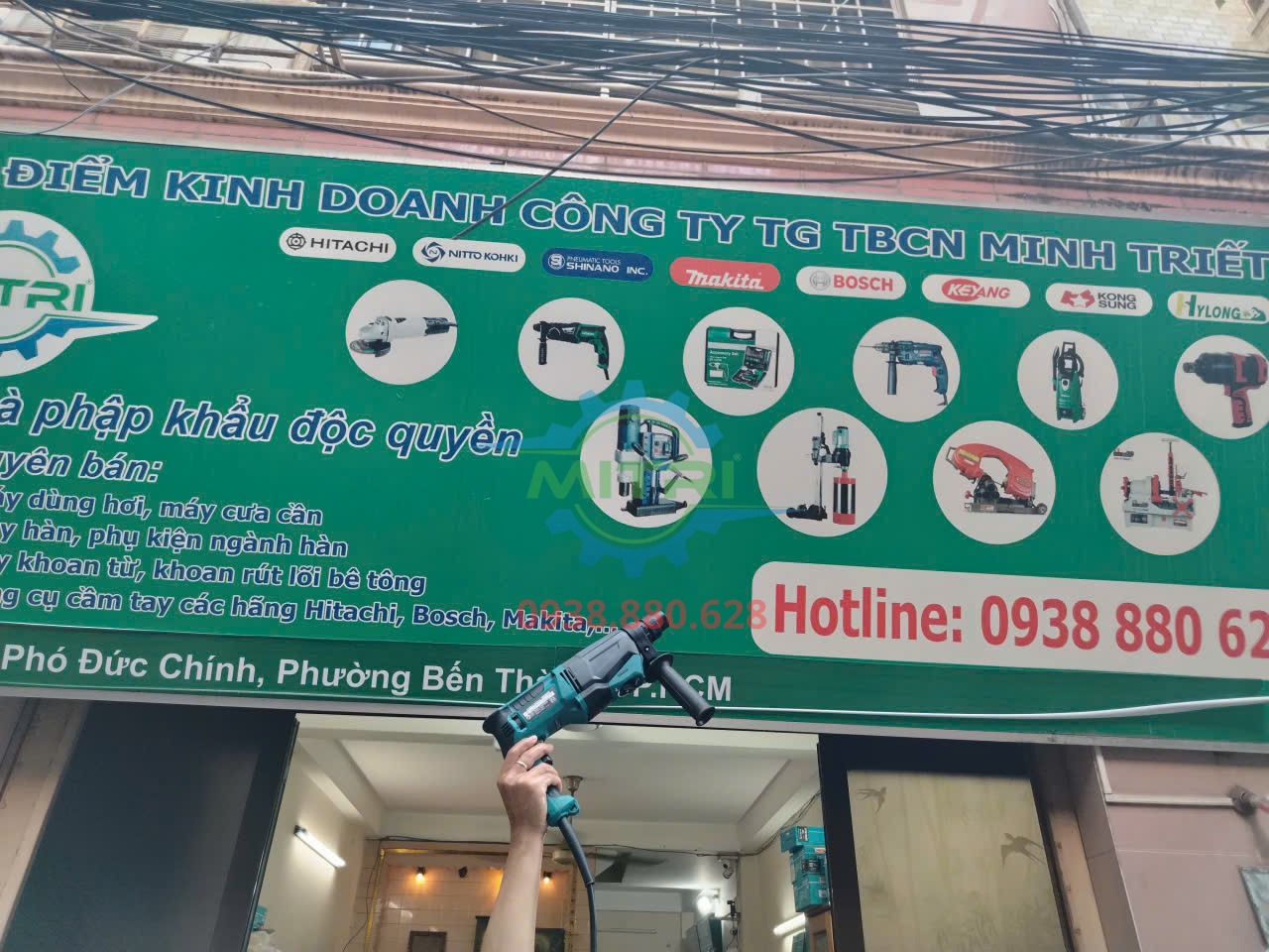 Máy khoan búa Makita HR2670 Máy khoan búa Makita HR2670 dùng điện cho công trình và sửa chữa