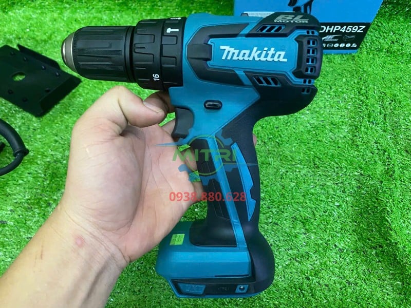 Makita DHP459Z cầm thực tế nhìn bên trái