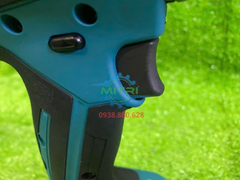 Công tắc cò và gạt chiều trên máy khoan Makita DHP459Z