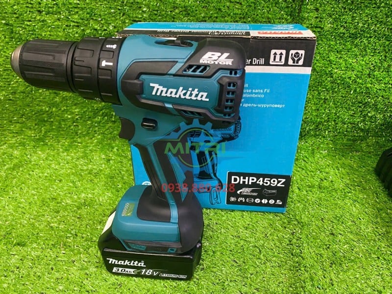 Máy khoan Makita DHP459Z đặt cạnh hộp bên trái