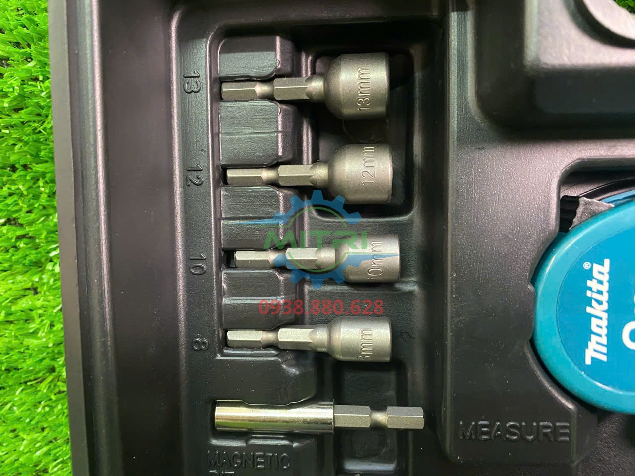 Máy khoan cầm tay Makita M8103KX2B trọng lượng khoảng 1,8 kg