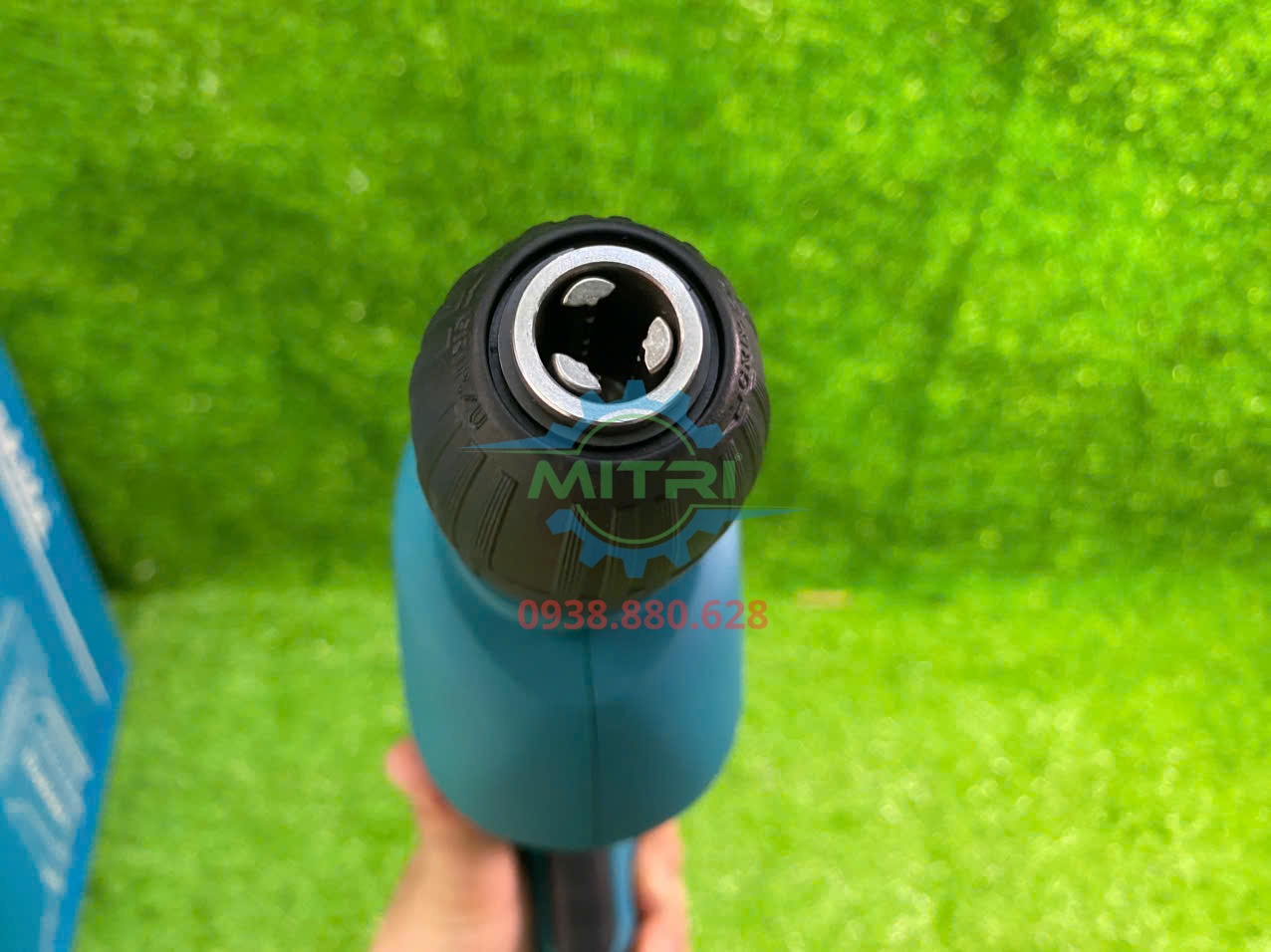 Máy khoan điện Makita DP4021 sử dụng trong môi trường xưởng