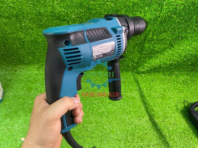 Máy khoan Makita M8104B được cầm thực tế nhìn bên hông