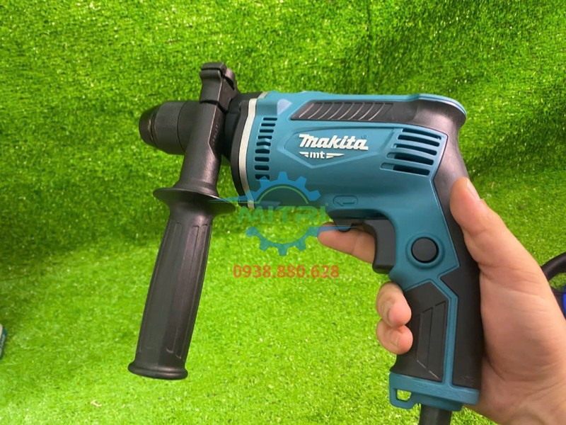 Máy khoan Makita M8104B được cầm thực tế trên tay