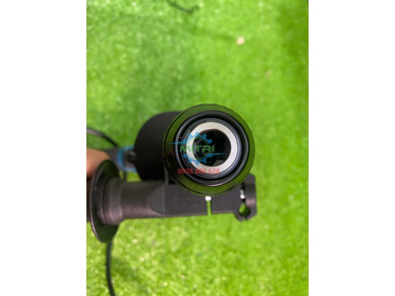 Đầu cặp không khóa 13mm máy khoan Makita M8104B chụp cận cảnh