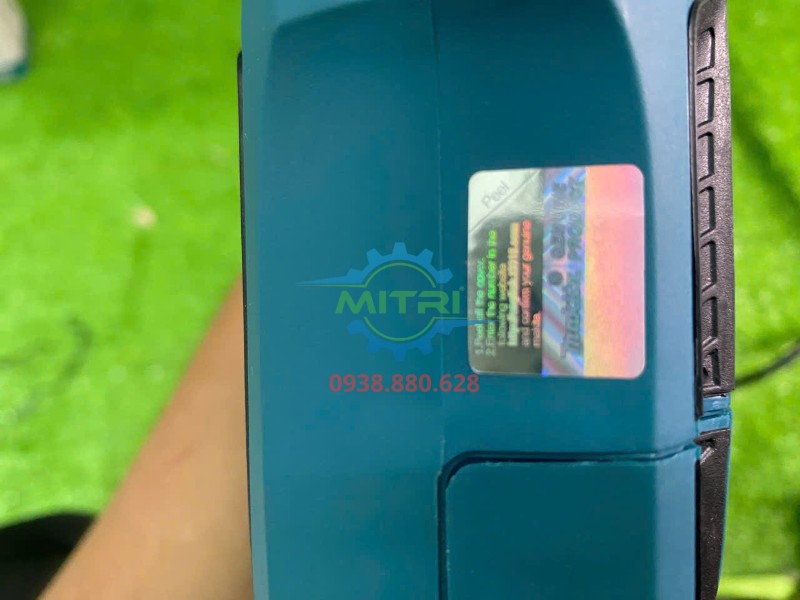 Tem QR bên thân máy khoan Makita M8104B