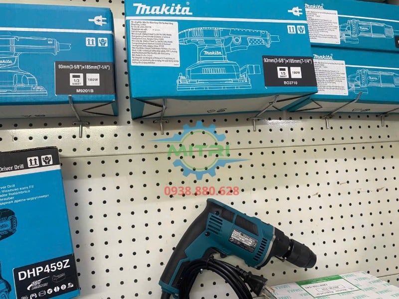 Máy khoan Makita M8104B trưng bày thực tế trên kệ