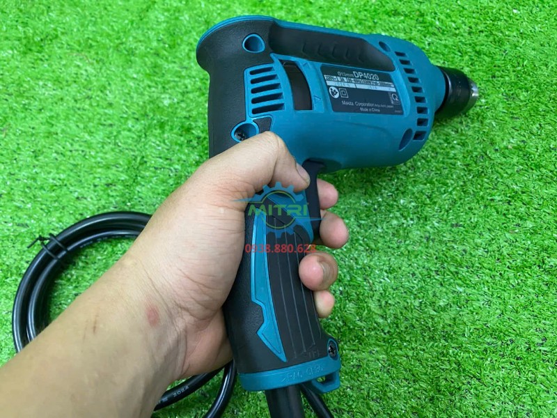 Máy khoan Makita DP4020 630W cầm tay góc bên