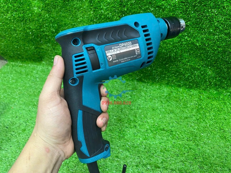 Máy khoan Makita DP4020 630W cầm tay mặt tem thông số