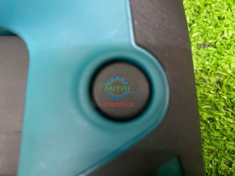Máy khoan Makita DP4020 630W nút khóa cò cận cảnh