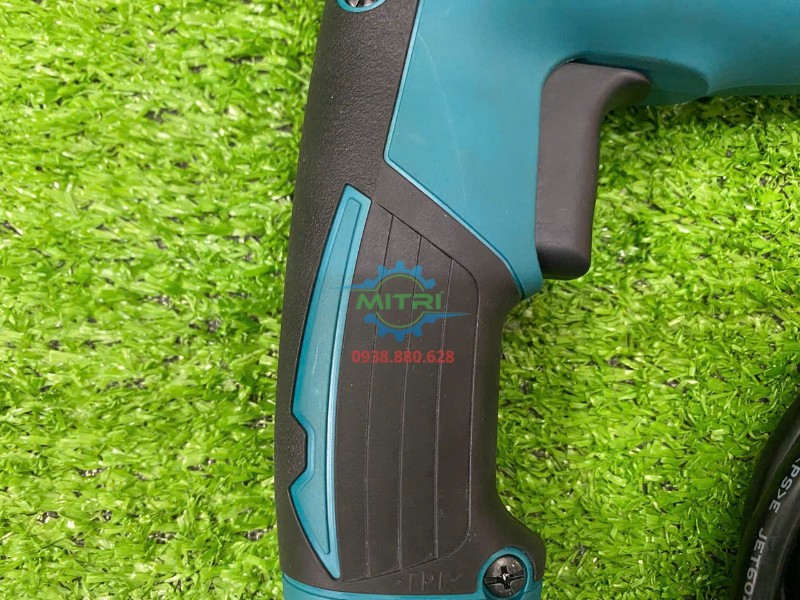 Máy khoan Makita DP4020 630W tay cầm bọc cao su