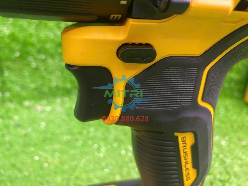 Nút đảo chiều và cò bóp trên DEWALT DCD709N