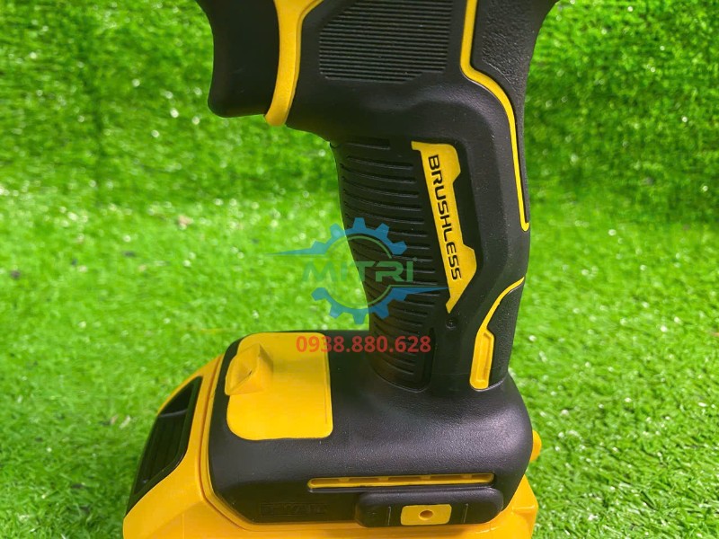 Tay cầm bọc cao su trên máy khoan pin DEWALT DCD709N