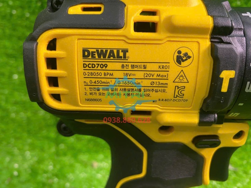 Tem thông số bên thân máy khoan DEWALT DCD709N
