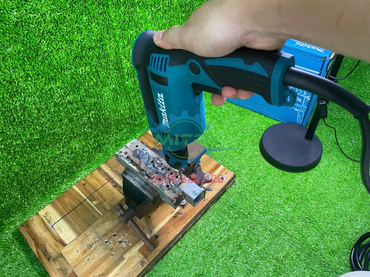 Máy khoan tốc độ cao Makita DP4021 điều chỉnh đến 3.000 vòng mỗi phút