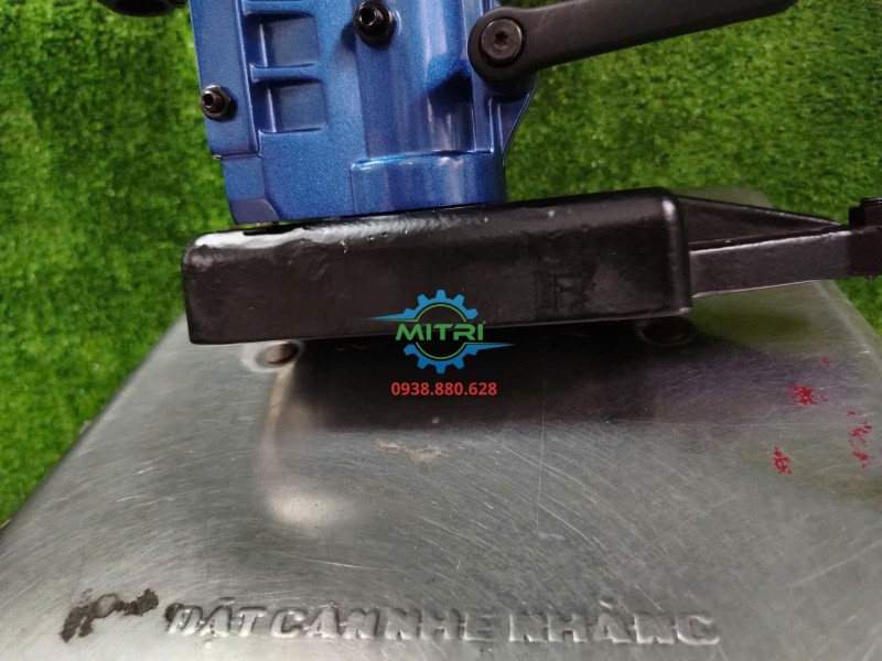 Đế từ Nitto WOJ-3200 bám trên bề mặt phôi thép Đế từ Nitto WOJ-3200 bám trên bề mặt phôi thép