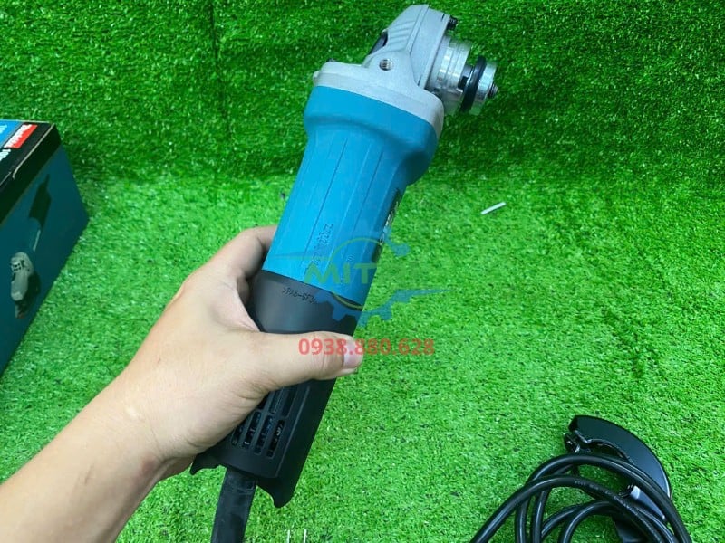 Máy mài Makita 9556HB được cầm thực tế trên tay để thấy kích thước