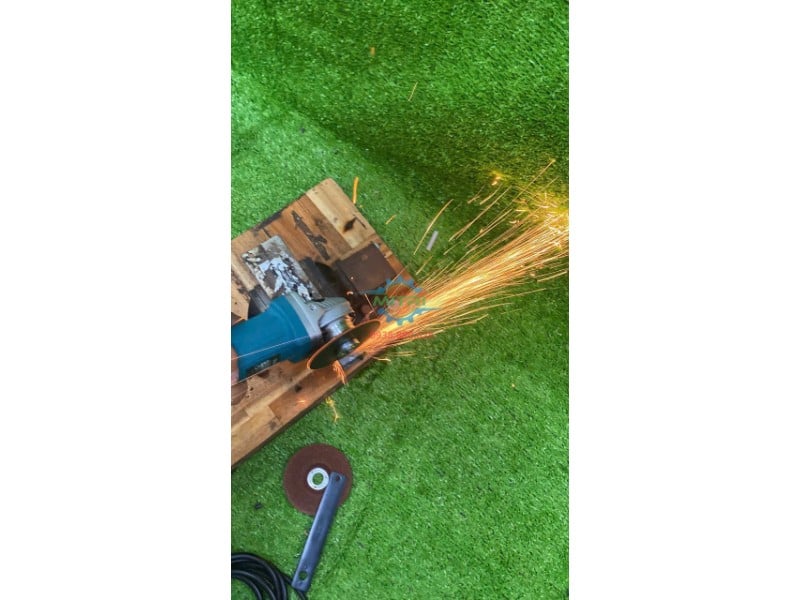 Máy mài Makita 9556HB trong hình ảnh làm việc với kim loại thực tế