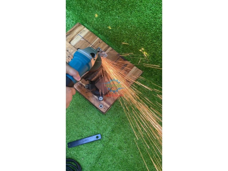 Máy mài Makita 9556HB làm việc với kim loại chụp cận cảnh