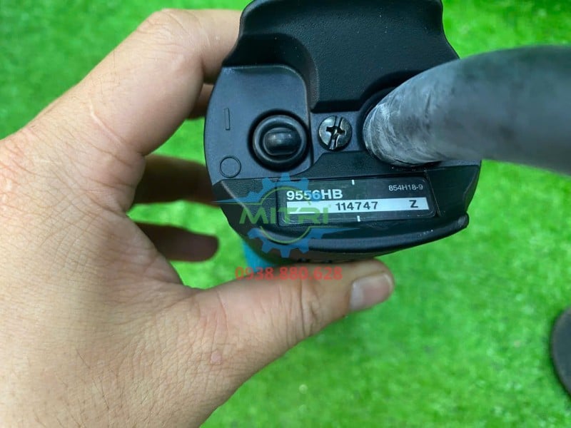 Công tắc đuôi trên máy mài Makita 9556HB 840W