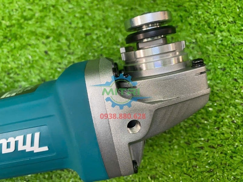 Đầu hộp số bên hông máy mài Makita 9556HB