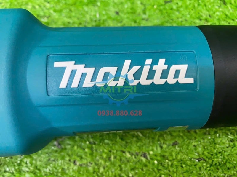 Logo Makita trên thân máy mài 9556HB 840W