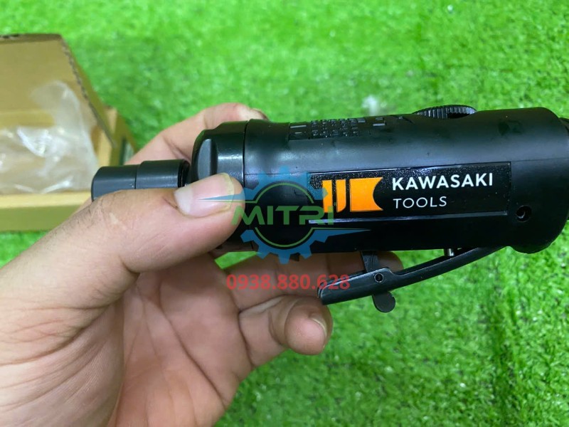 Máy mài đầu trụ khí nén Kawasaki KPT-3200 với logo và cần bóp điều khiển
