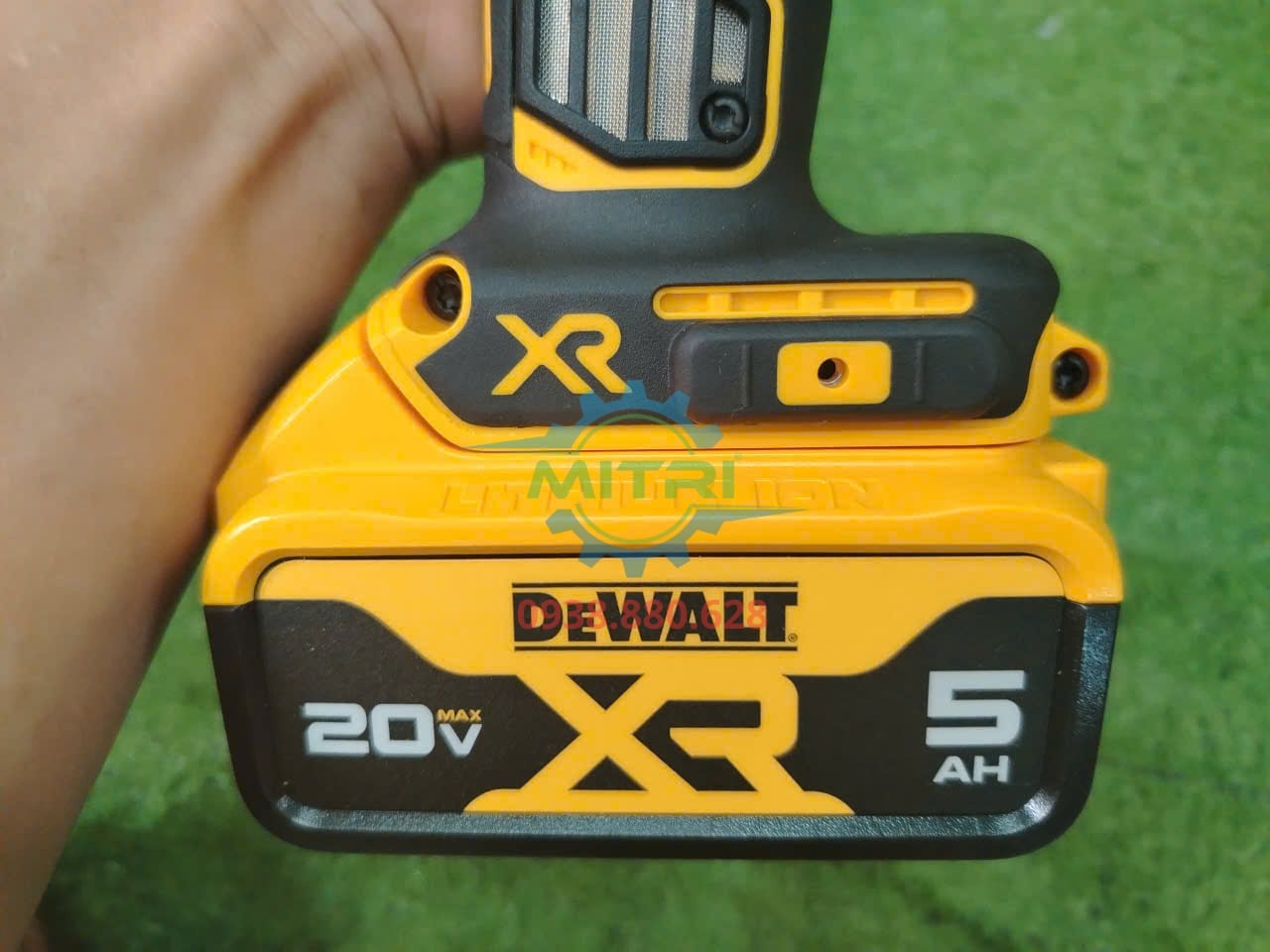 DeWALT DCG413B cho xưởng cơ khí Máy mài DeWALT DCG413B dùng trong xưởng cơ khí bởi nhân sự kỹ thuật phù hợp