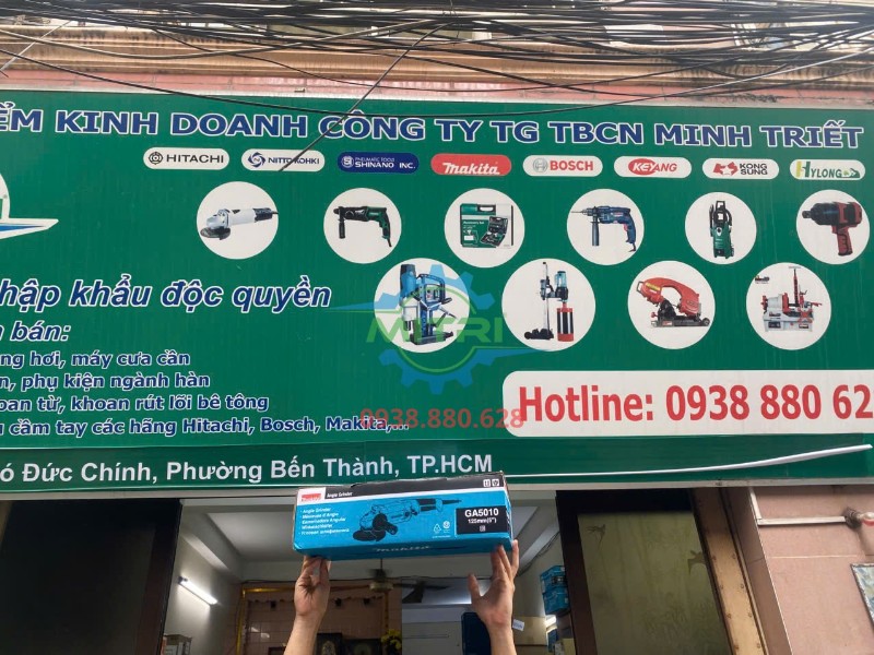 Máy mài góc Makita GA5010 thực tế trước biển cửa hàng