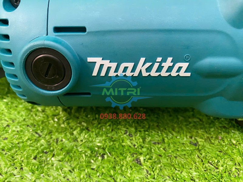 Logo Makita trên thân máy mài góc 125mm GA5010