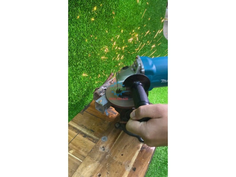 Máy mài góc 125mm Makita GA5010 trong bối cảnh mài kim loại thực tế