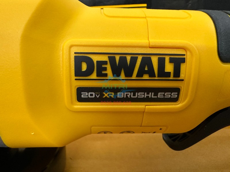 Logo DeWalt trên thân máy DCG408N