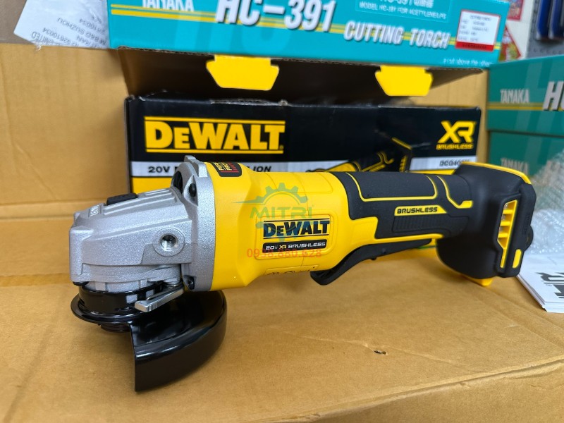 Thân máy DeWalt DCG408N nhìn ngang, chưa gắn pin