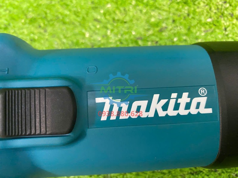 Logo Makita trên thân máy mài góc 9556HN