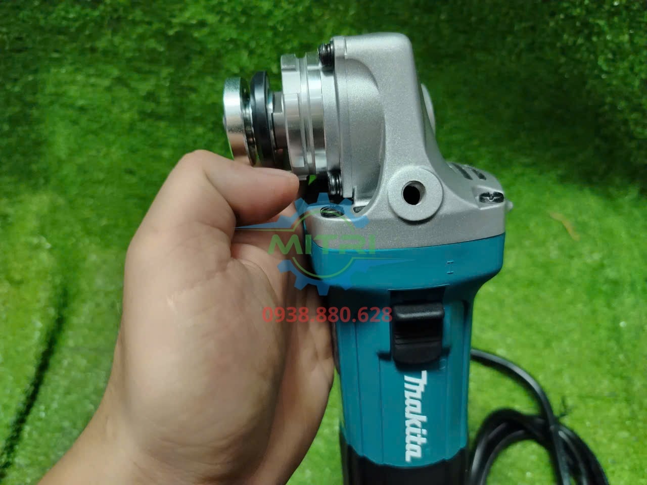 Đầu trục khóa máy mài góc Makita GA4030 cận cảnh