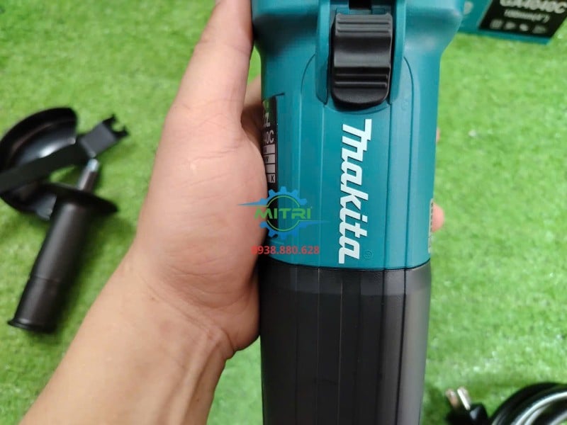 Thân máy và logo Makita trên GA4040C