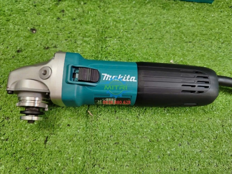 Mặt bên phải máy mài góc Makita GA4040C