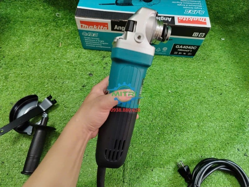 Máy mài góc Makita GA4040C được cầm trên tay