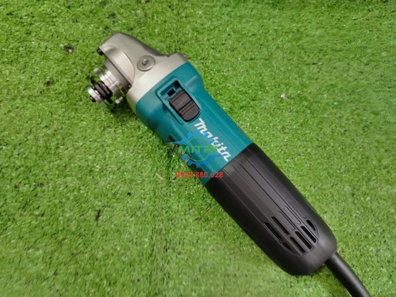 Toàn bộ Makita GA4040C nhìn chéo từ đầu máy