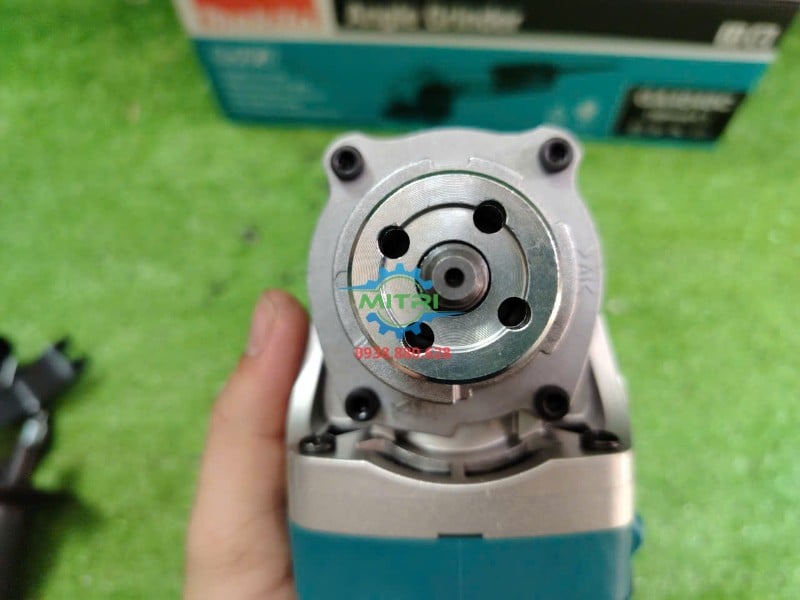 Trục lắp đá Makita GA4040C nhìn trực diện